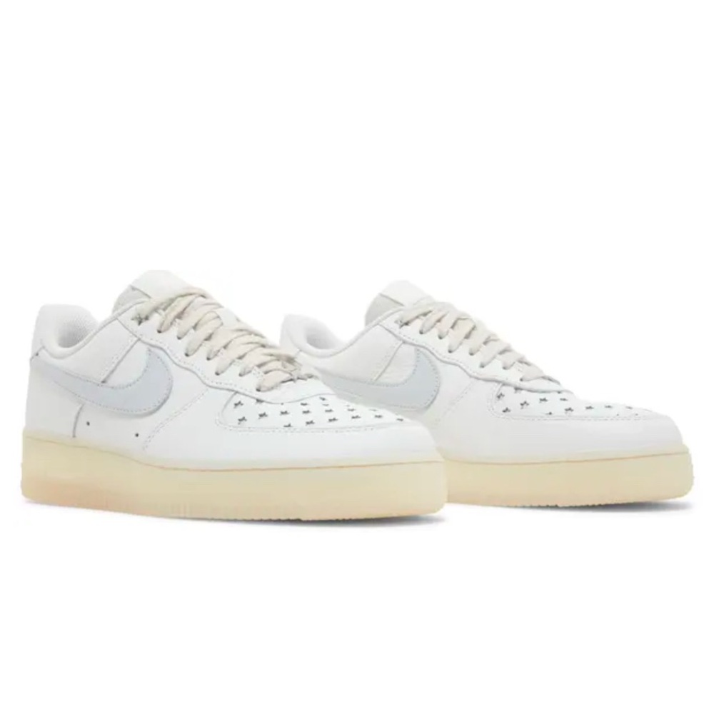 Nike White and Cream Sneakers with Suede Accents